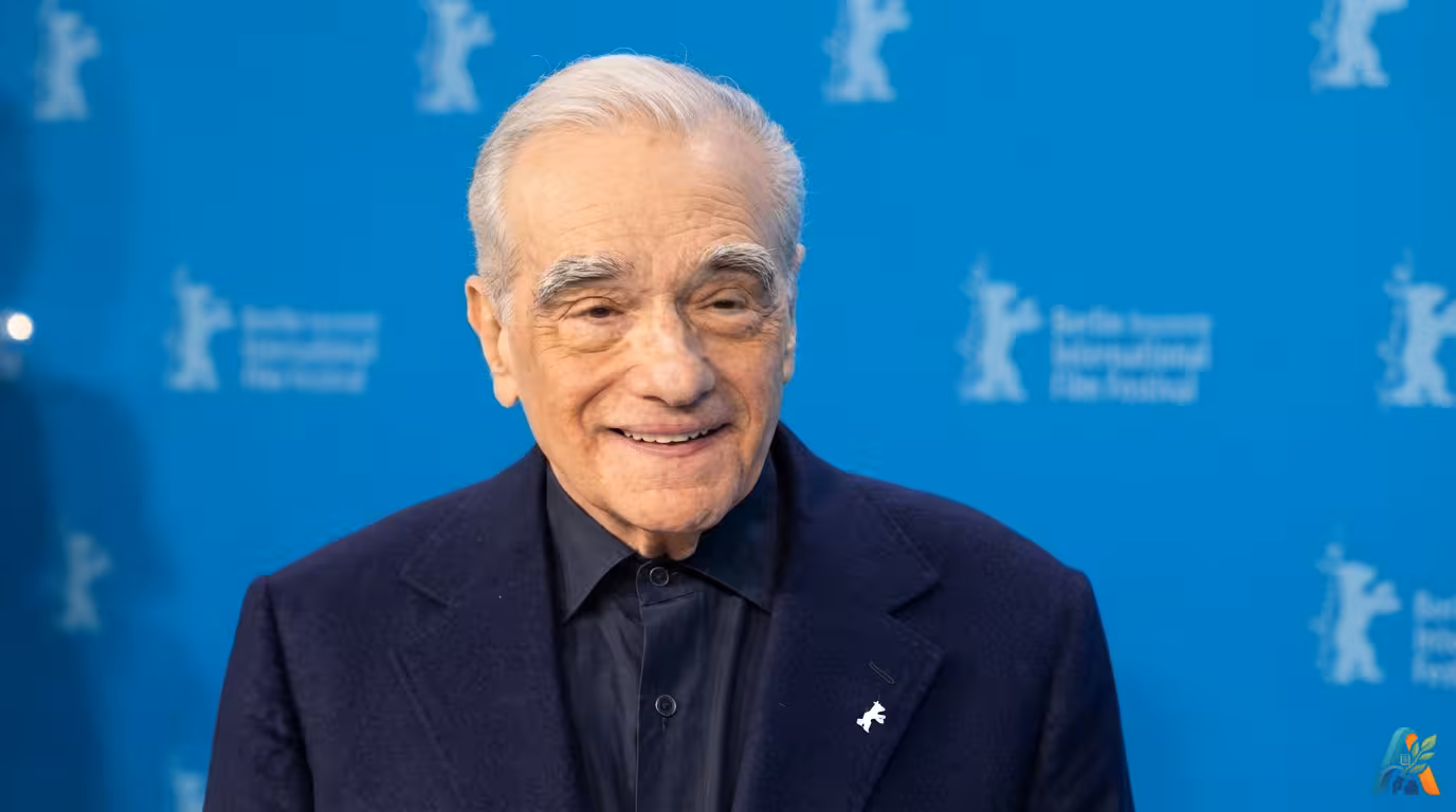Potret sutradara Martin Scorsese tersenyum dengan latar belakang biru Festival Film Internasional Berlin.