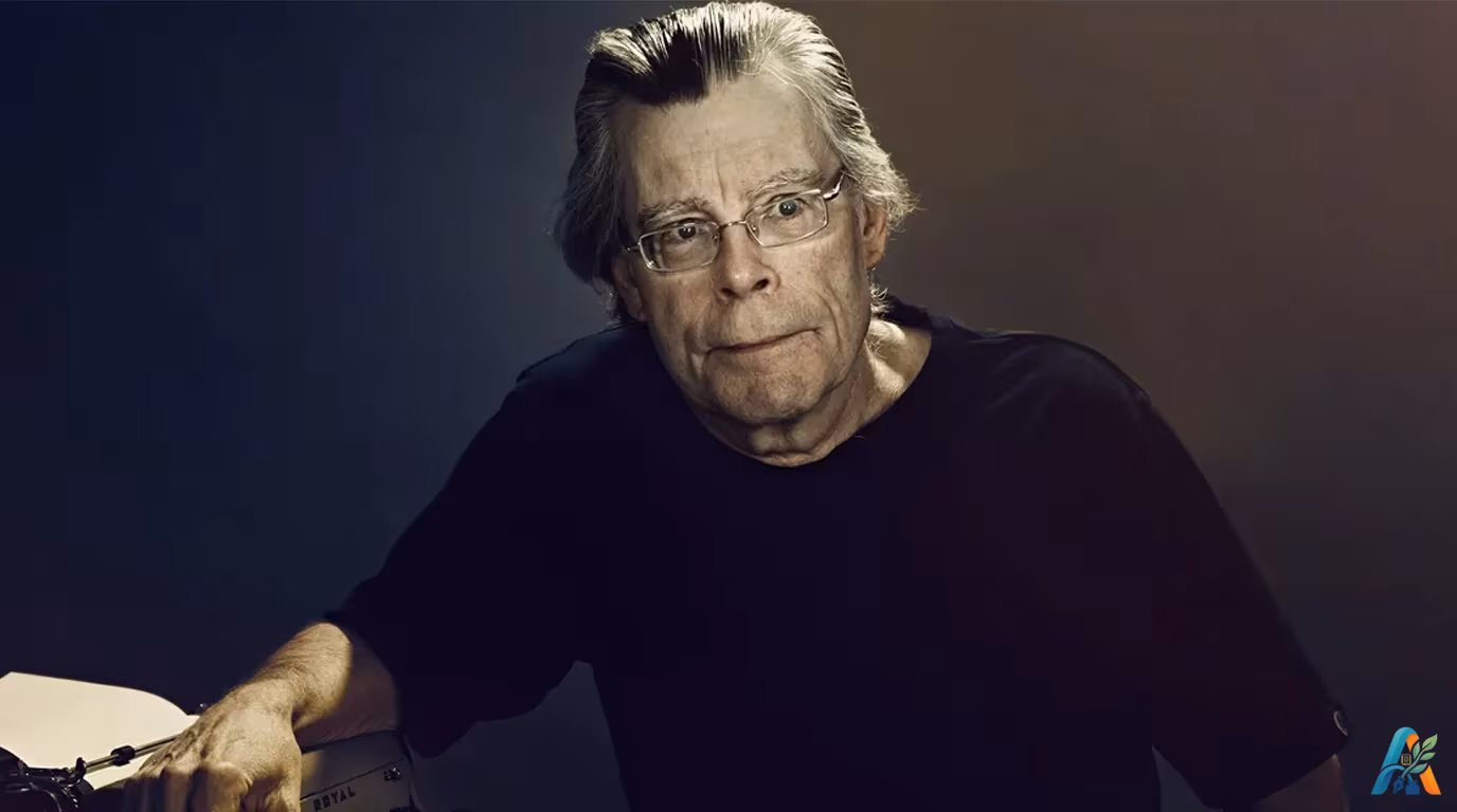Foto profil Stephen King dengan ekspresi wajah serius dan tangan bersandar pada mesin tik jadul