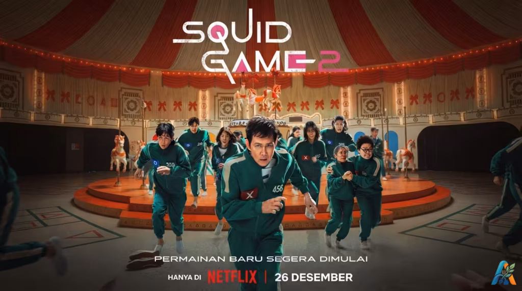 Poster Squid Game Season 2 menampilkan sekelompok peserta dalam seragam hijau berlari di dalam arena permainan bertema komidi putar.