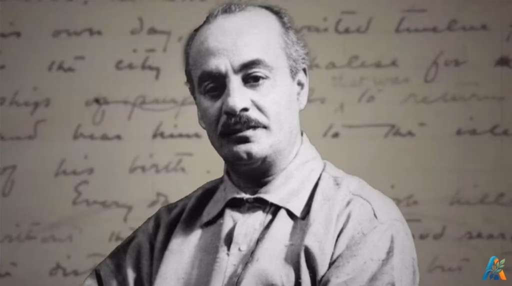 Potret hitam putih Kahlil Gibran dengan latar belakang manuskrip tulisan tangan bahasa Inggris klasik