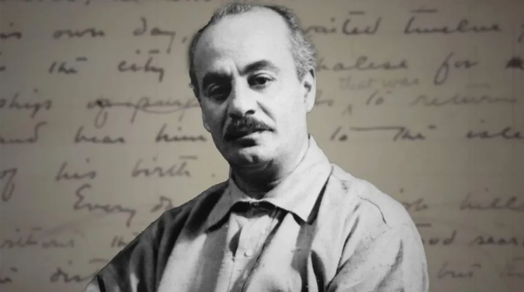 Potret hitam putih Kahlil Gibran dengan latar belakang manuskrip tulisan tangan bahasa Inggris klasik