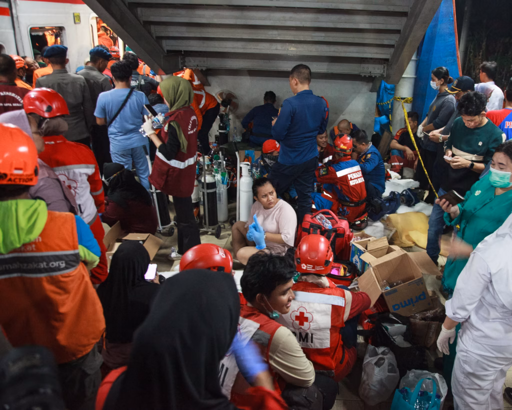 Staf medis dan tim SAR bersiap di peron dekat lokasi tabrakan stasiun Bekasi Timur. Foto: Aditya Irawan/AFP/Getty Images