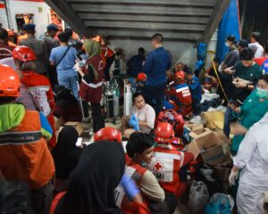 Staf medis dan tim SAR bersiap di peron dekat lokasi tabrakan stasiun Bekasi Timur. Foto: Aditya Irawan/AFP/Getty Images