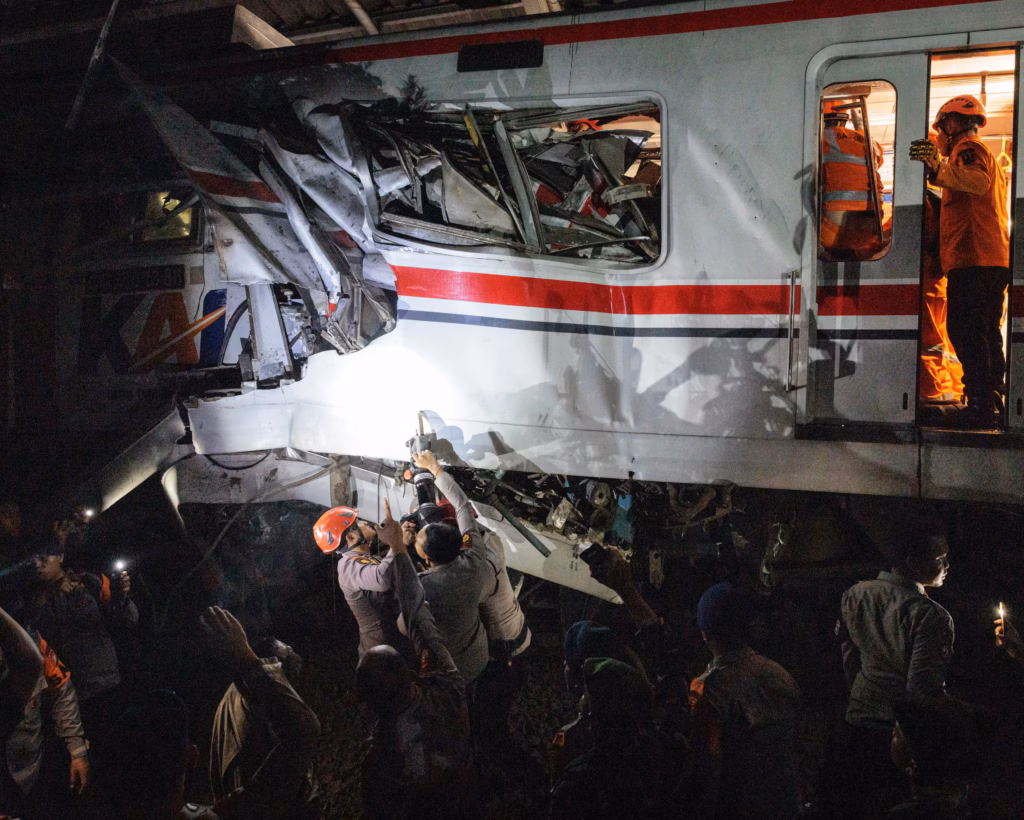 Tim SAR tiba di lokasi kecelakaan kereta penumpang yang menabrak gerbong belakang kereta komuter di Bekasi, Jawa Barat, Selasa pagi. Foto: Yasuyoshi Chiba/AFP/Getty Images