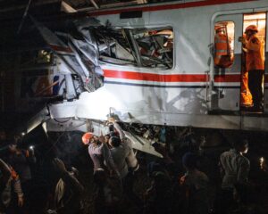 Tim SAR tiba di lokasi kecelakaan kereta penumpang yang menabrak gerbong belakang kereta komuter di Bekasi, Jawa Barat, Selasa pagi. Foto: Yasuyoshi Chiba/AFP/Getty Images