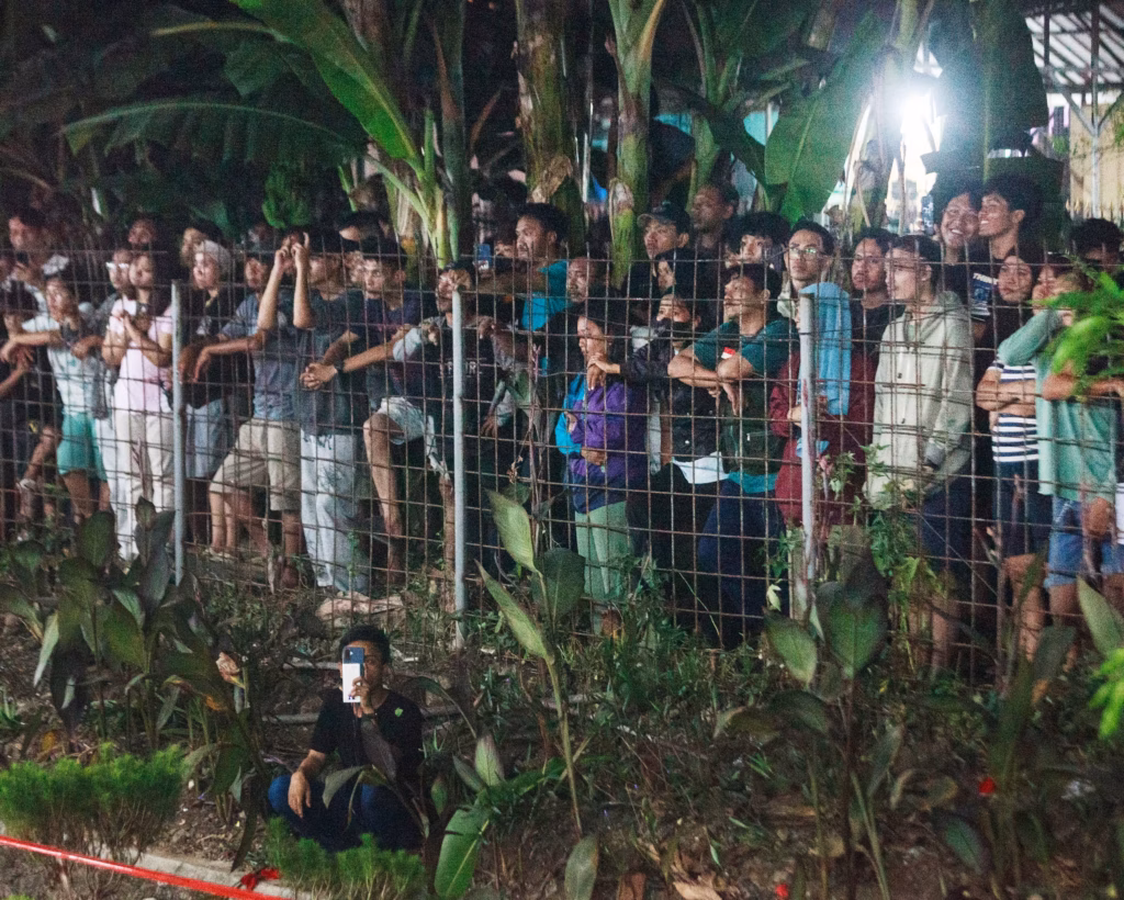 Warga lokal yang ikut menonton setelah tabrakan. Foto: Aditya Irawan/AFP/Getty Images