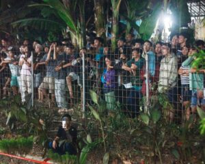 Warga lokal yang ikut menonton setelah tabrakan. Foto: Aditya Irawan/AFP/Getty Images