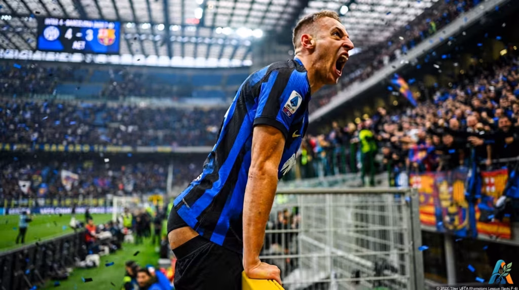 Foto selebrasi emosional Davide Frattesi berteriak ke arah penonton Inter Milan di San Siro setelah kemenangan dramatis.